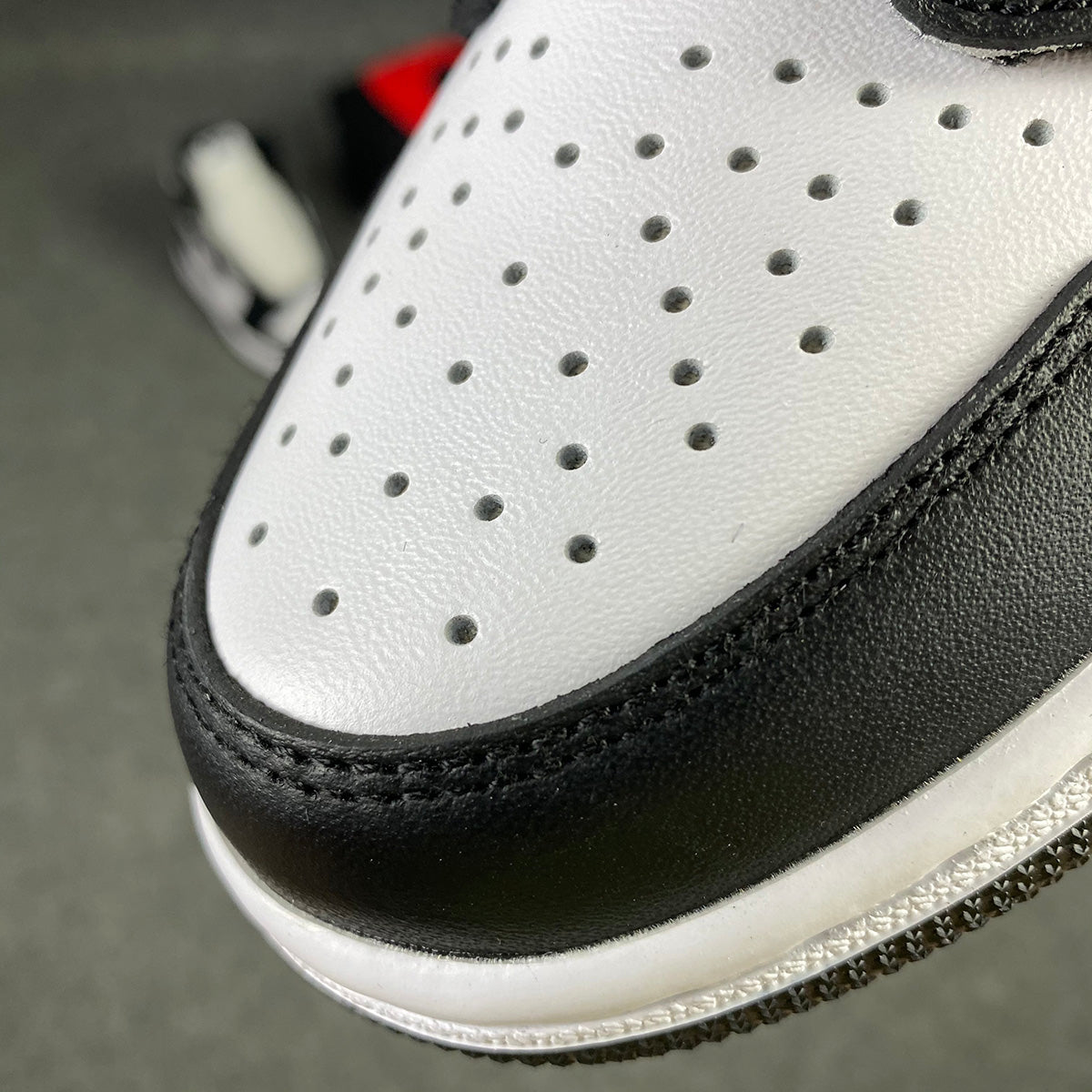 Air Jordan 1 Retro High OG 'Black/White' (2014)