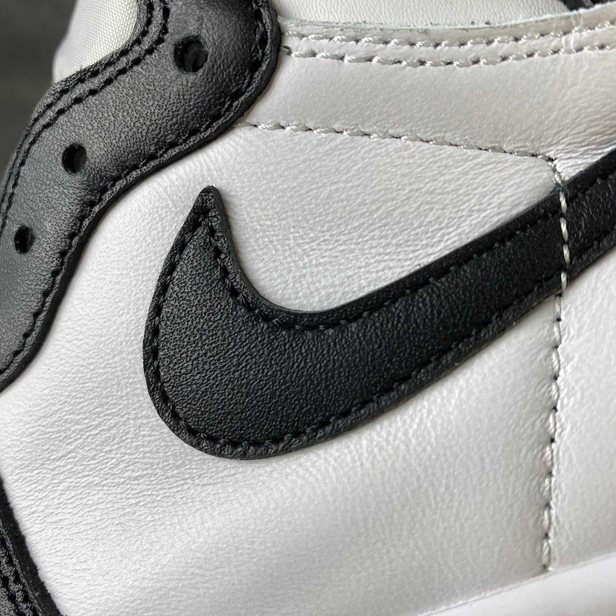 Air Jordan 1 Retro High OG 'Black/White' (2014)