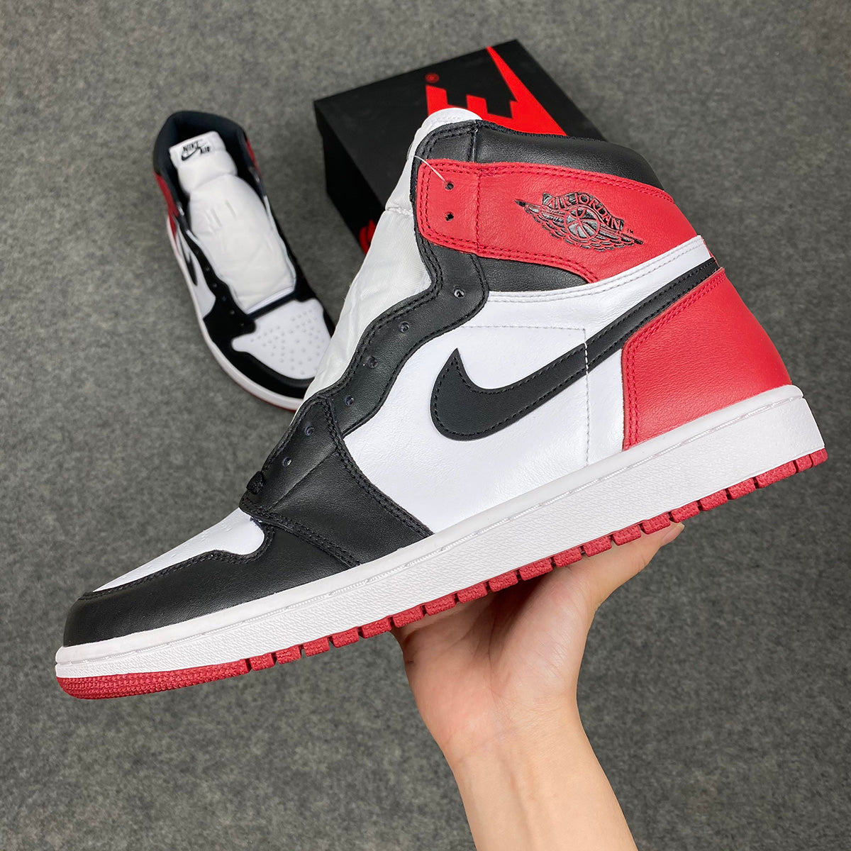 Air Jordan 1 Retro High OG 'Black Toe' 2016