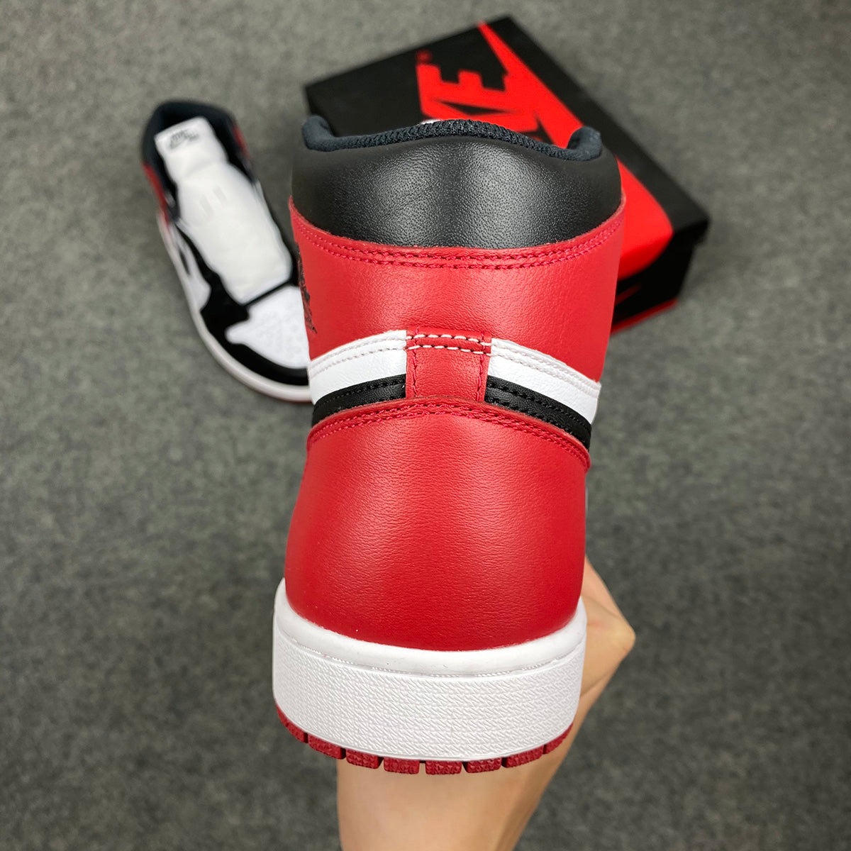 Air Jordan 1 Retro High OG 'Black Toe' 2016