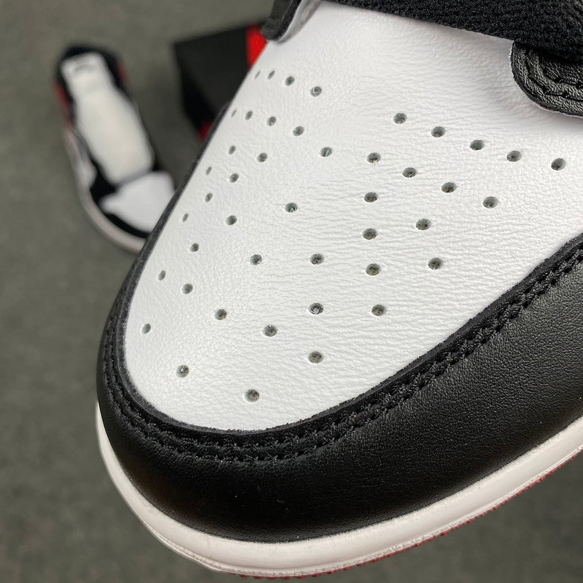 Air Jordan 1 Retro High OG 'Black Toe' 2016