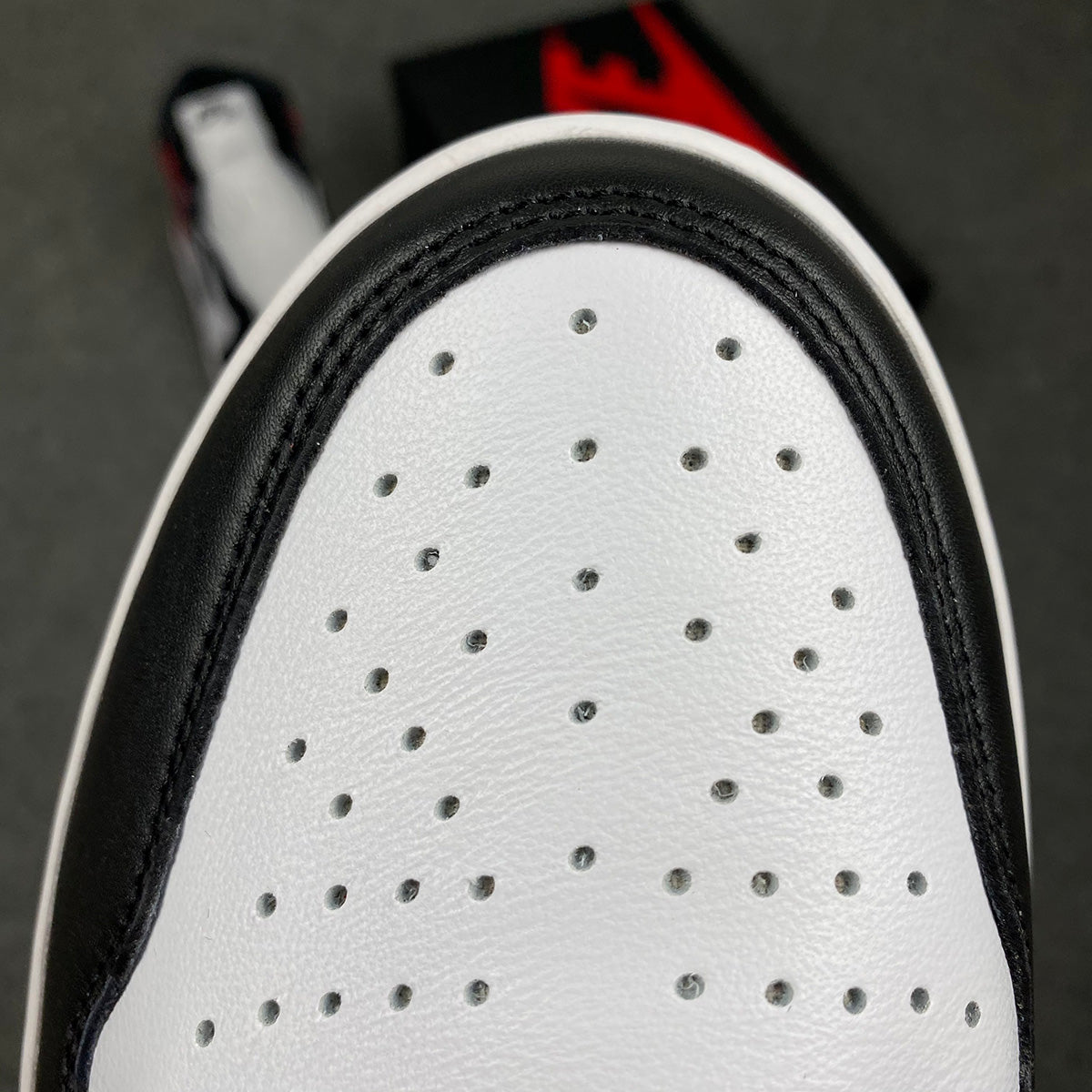 Air Jordan 1 Retro High OG 'Black Toe' 2016