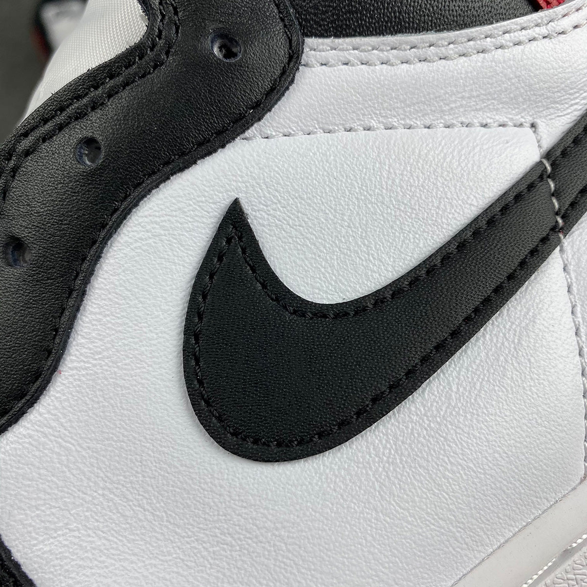 Air Jordan 1 Retro High OG 'Black Toe' 2016